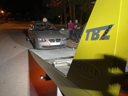 Късно през нощта група варненски туристи аварираха край Габрово. Заради блокиралия скоростен лост на директна предавка се наложи да се използва специализирано оборудване. 