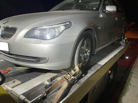Късно през нощта група варненски туристи аварираха край Габрово. Заради блокиралия скоростен лост на директна предавка се наложи да се използва специализирано оборудване. 