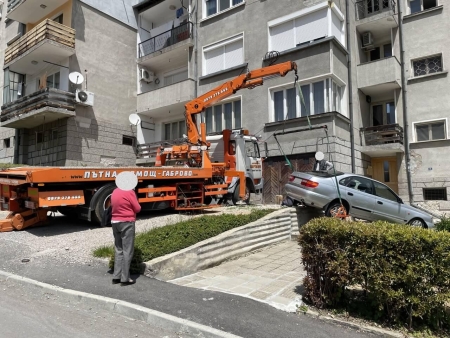 Изваждане без драскотина и допълнителни щети на Тойота Карина без ръчна спирачка паднала от подпорна стена посредством кран и допълнително специално оборудване от комплекта "паяк"