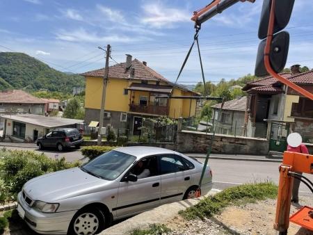 Изваждане без драскотина и допълнителни щети на Тойота Карина без ръчна спирачка паднала от подпорна стена посредством кран и допълнително специално оборудване от комплекта "паяк"