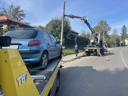 Заспиването на водач по време на движение доведе до ПТП(без жертви) което спря движението и тока в село Драгановци, намиращо се между Габрово и Севлиево. При съвместната ни акция с екипа на ЕРП Север, катастрофиралата кола бе изтеглена.